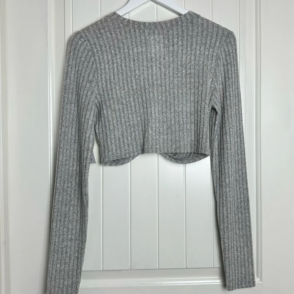 So greycation long sleeve twist front Hacchi crop top size medium